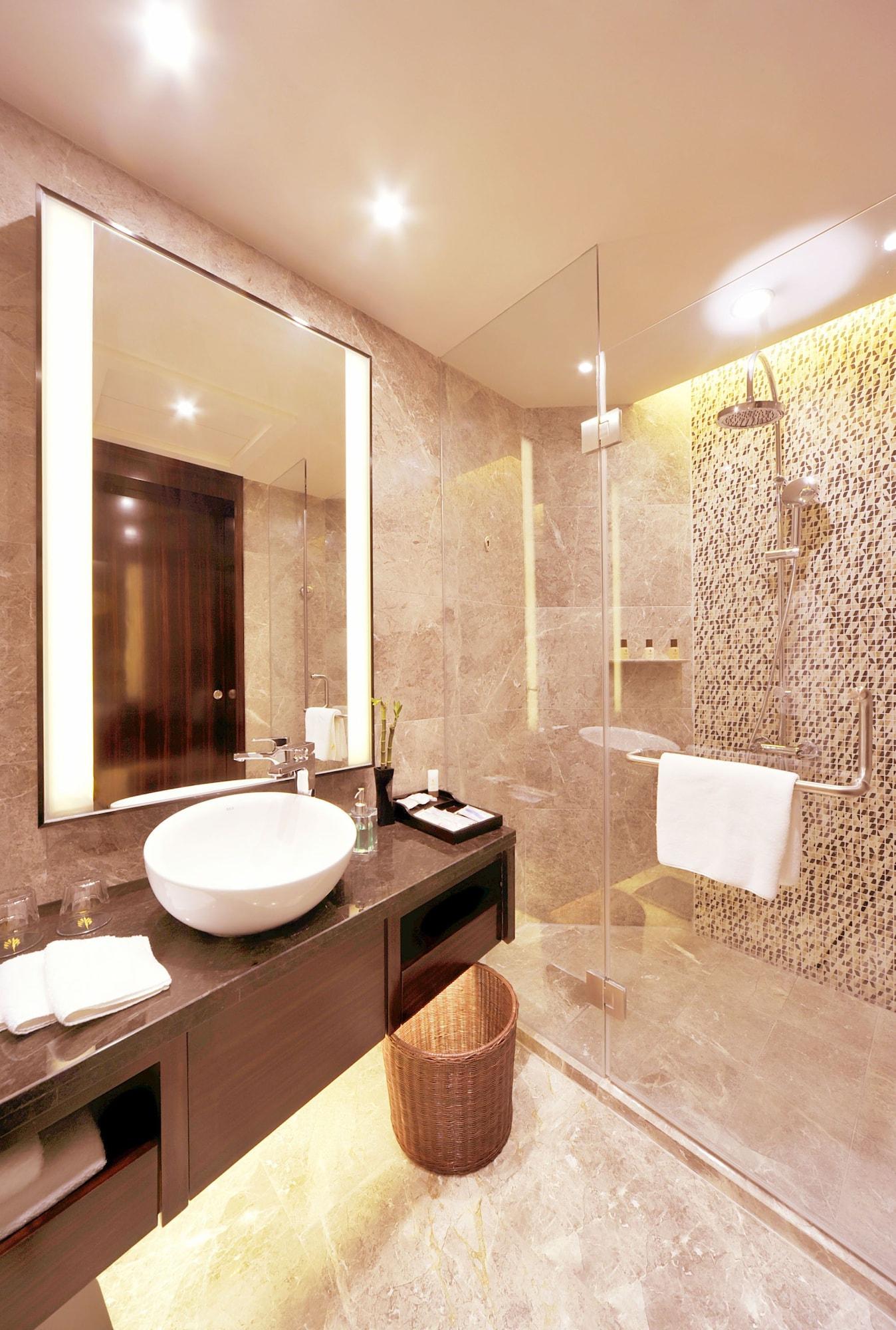 Royal Suites & Towers Wuhan Bagian luar foto