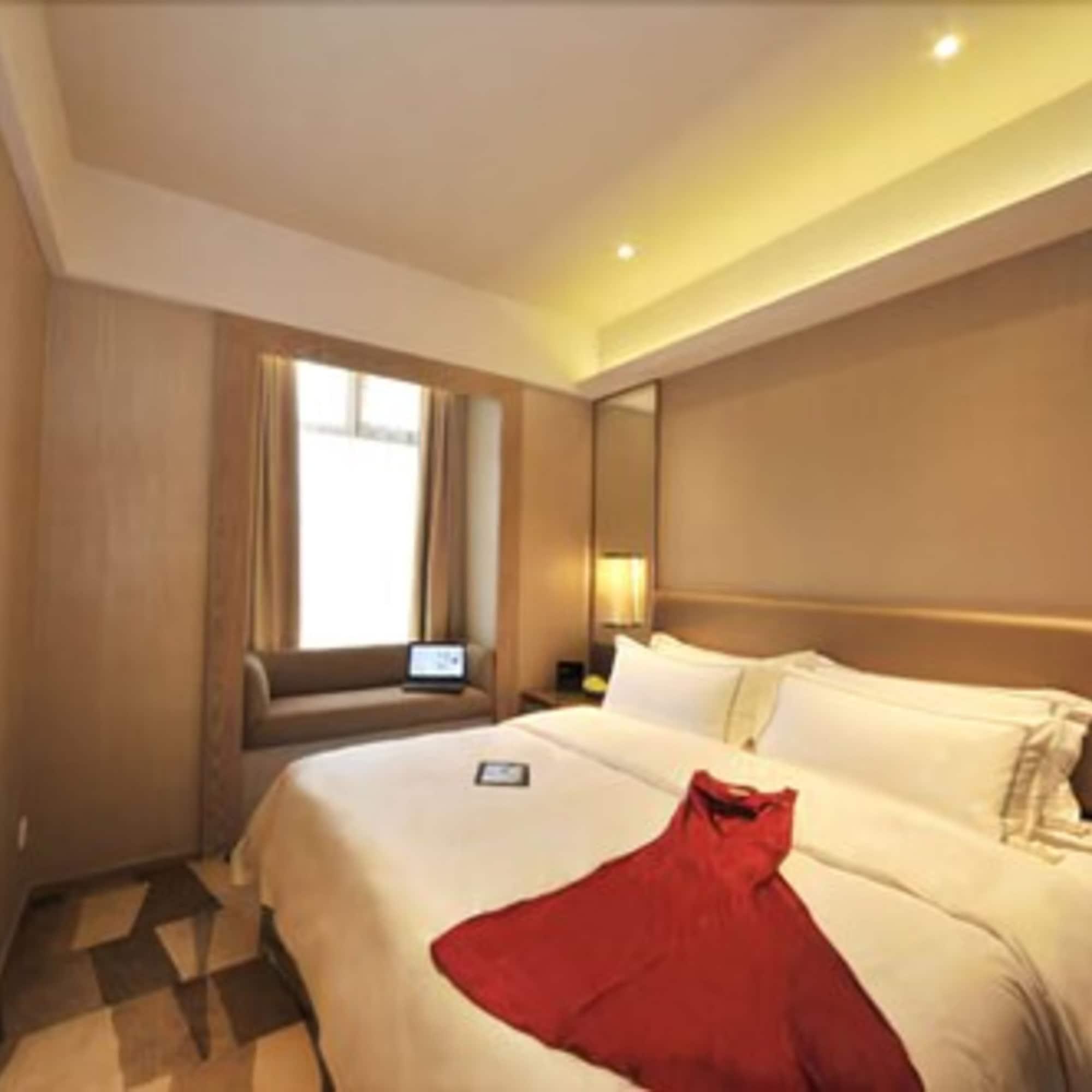 Royal Suites & Towers Wuhan Bagian luar foto