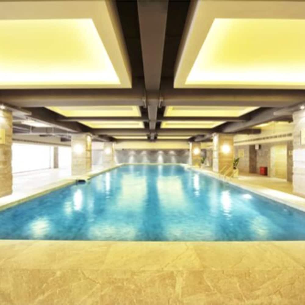 Royal Suites & Towers Wuhan Bagian luar foto