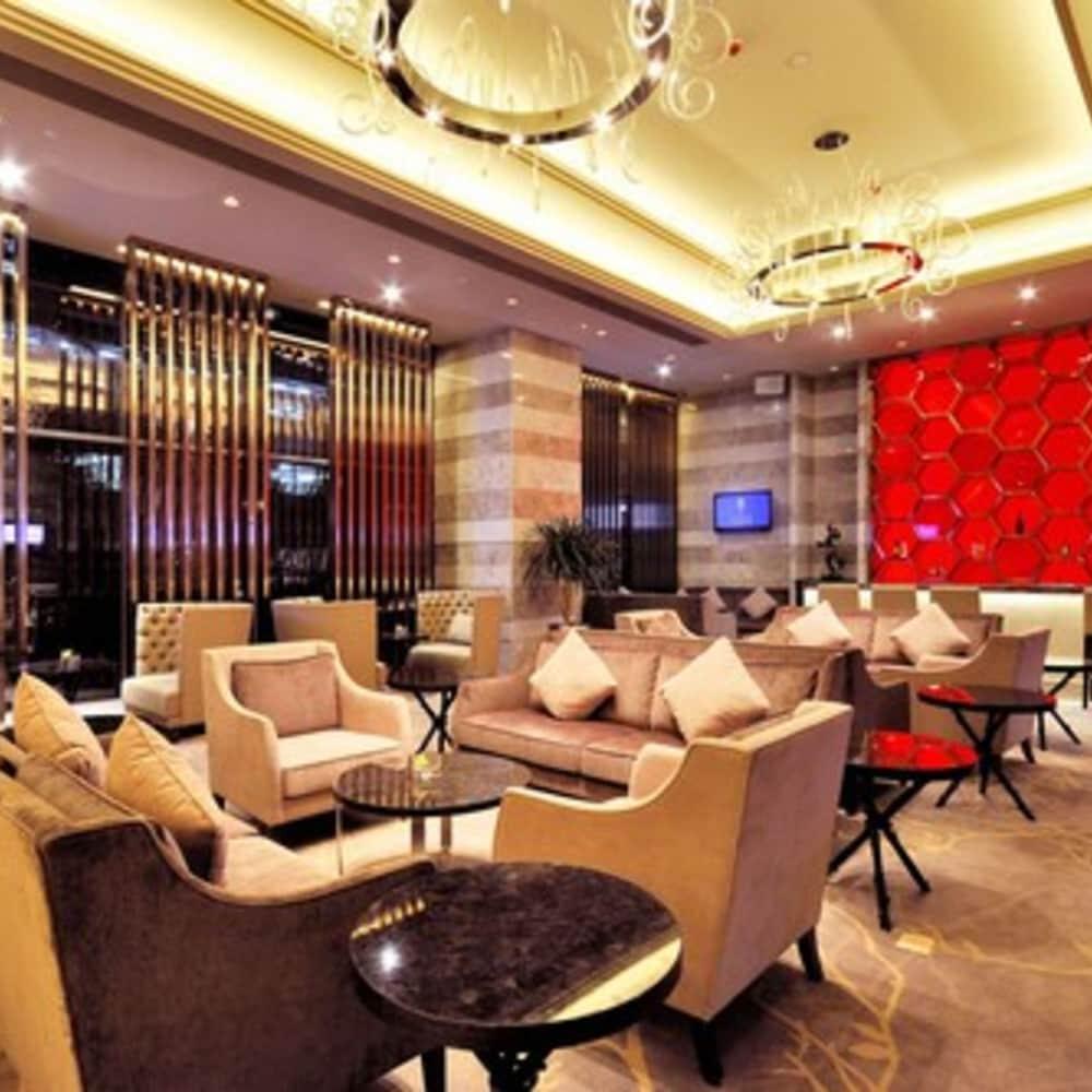 Royal Suites & Towers Wuhan Bagian luar foto