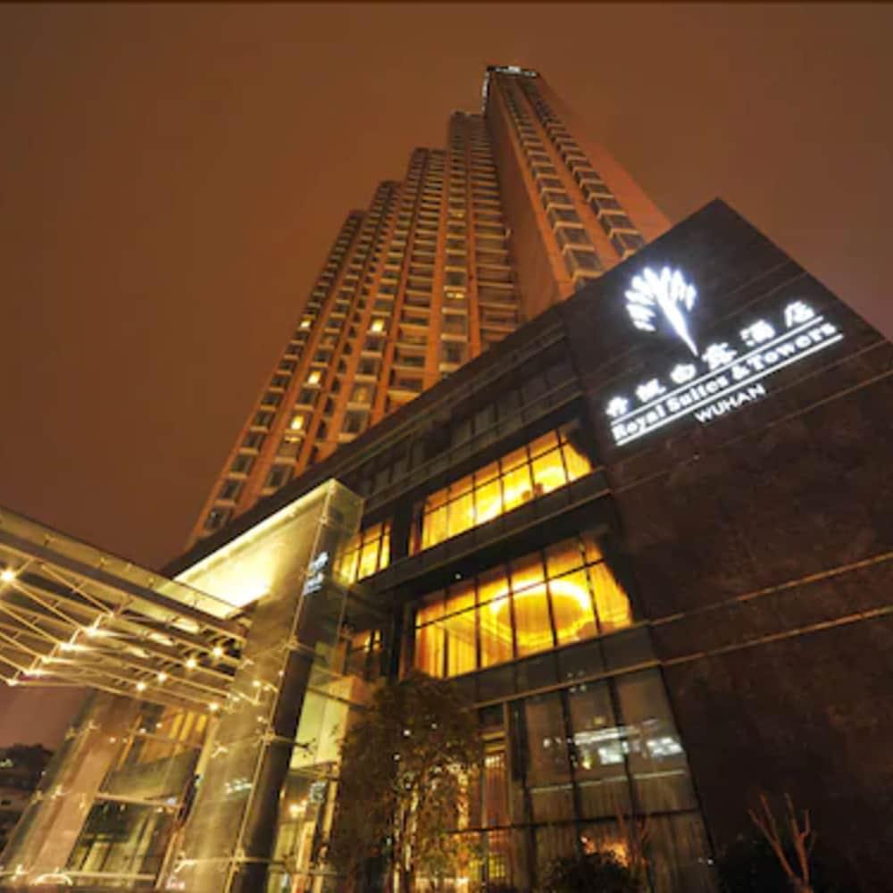 Royal Suites & Towers Wuhan Bagian luar foto