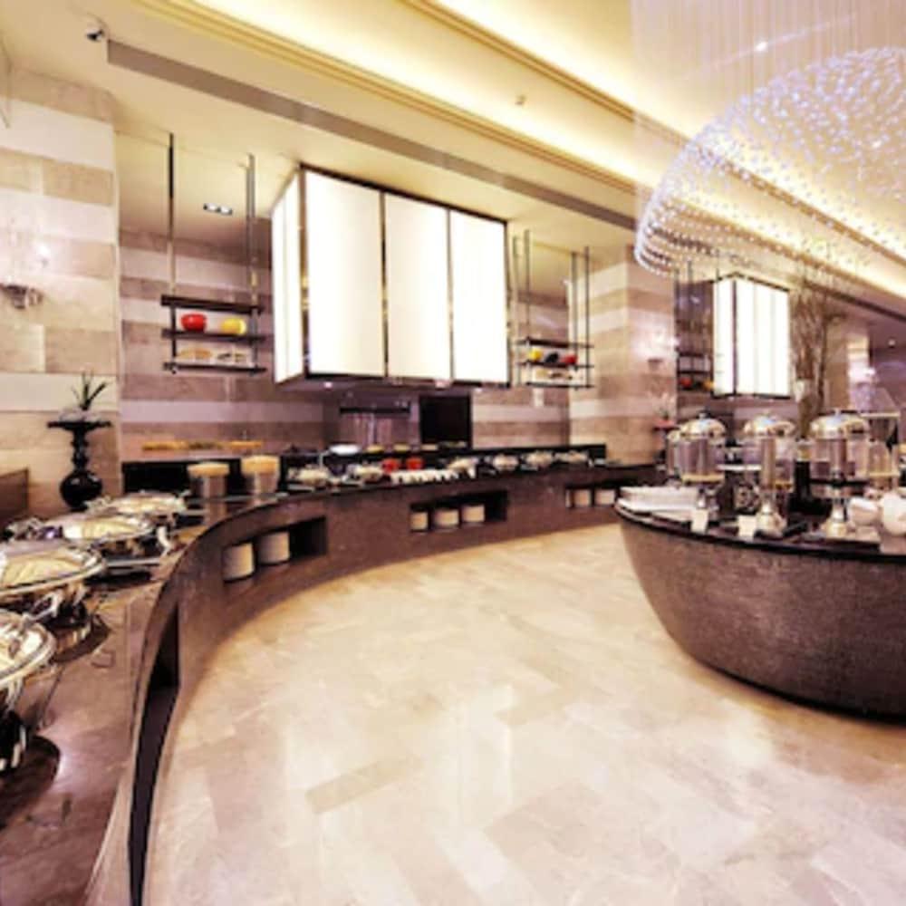 Royal Suites & Towers Wuhan Bagian luar foto