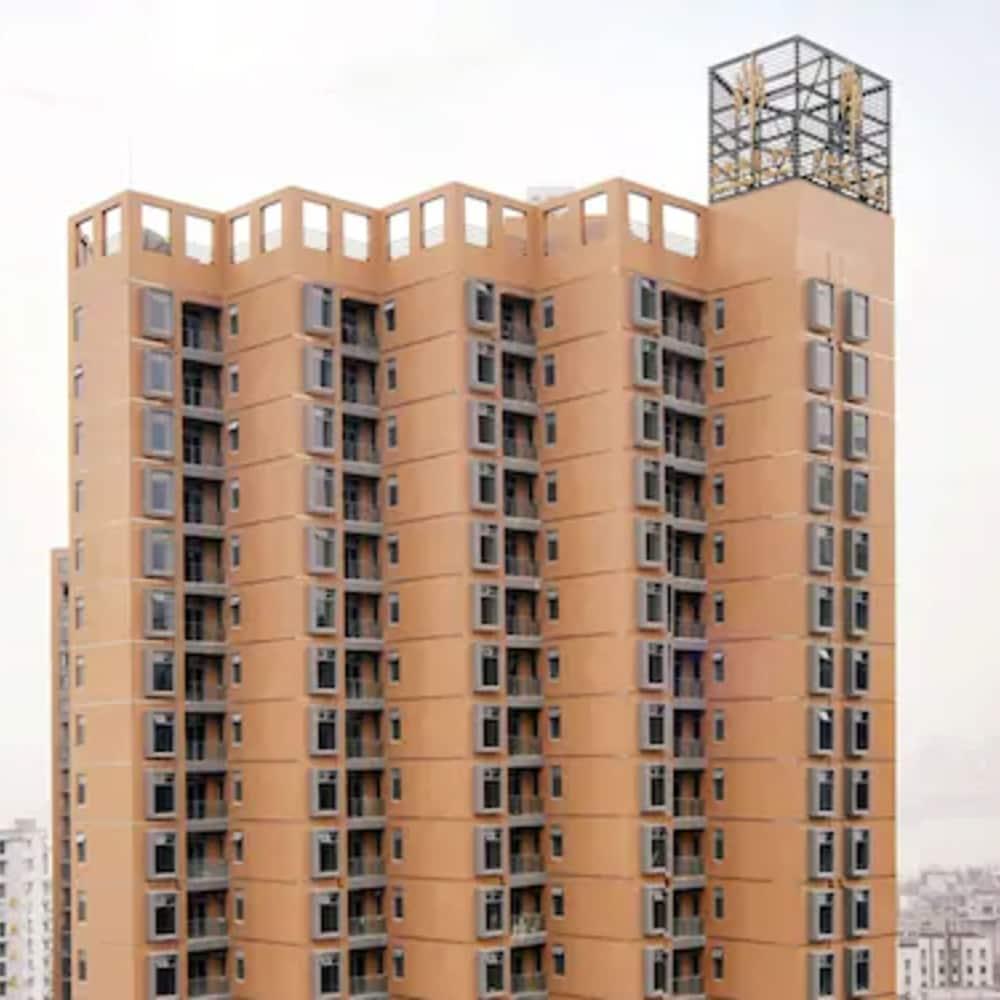 Royal Suites & Towers Wuhan Bagian luar foto