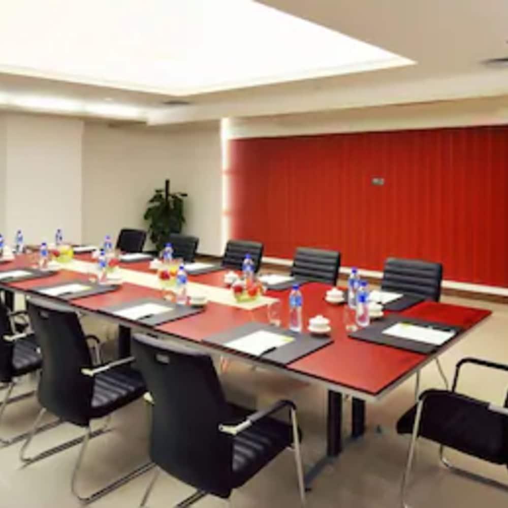 Royal Suites & Towers Wuhan Bagian luar foto