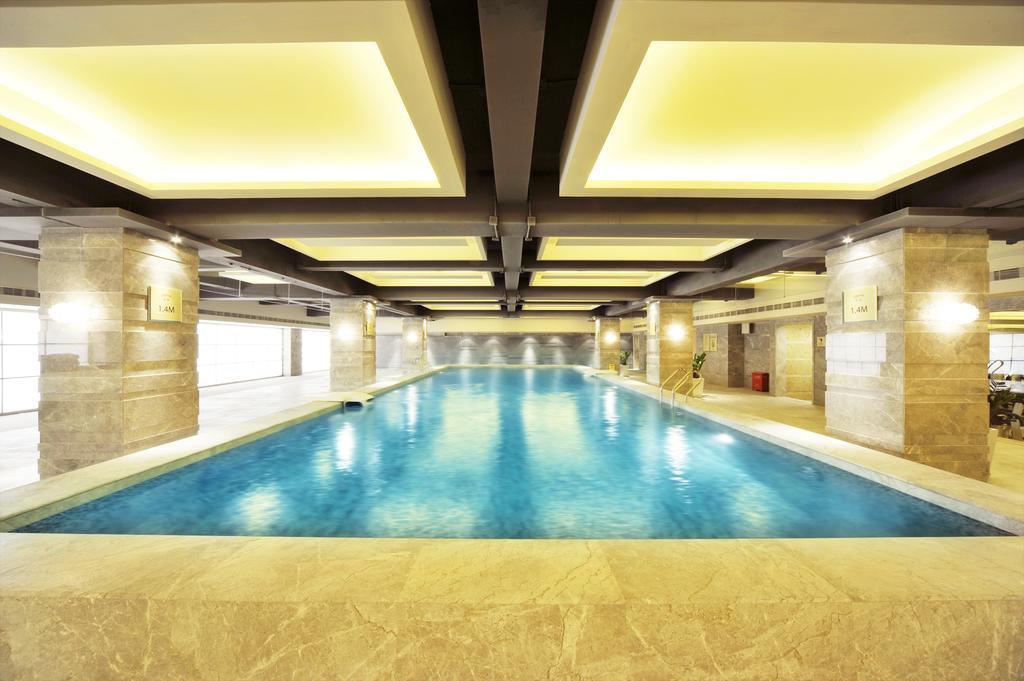 Royal Suites & Towers Wuhan Bagian luar foto