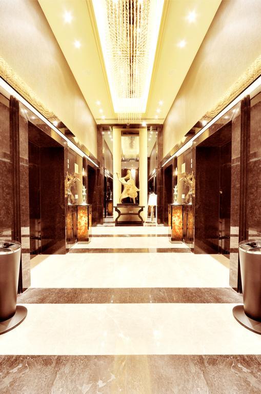 Royal Suites & Towers Wuhan Bagian luar foto