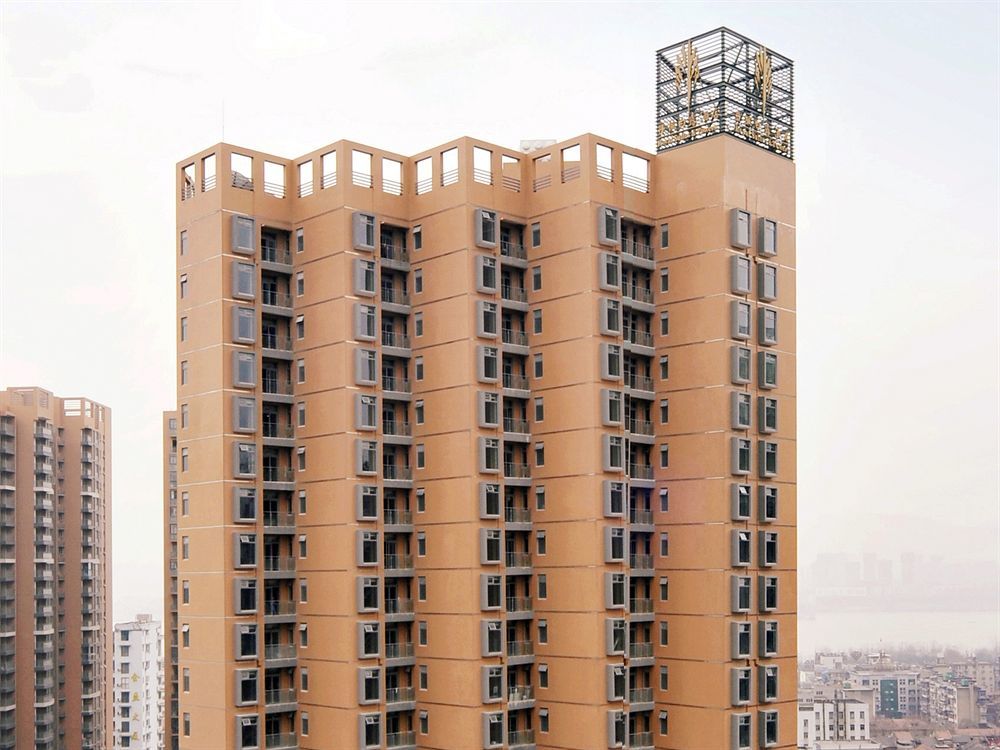 Royal Suites & Towers Wuhan Bagian luar foto