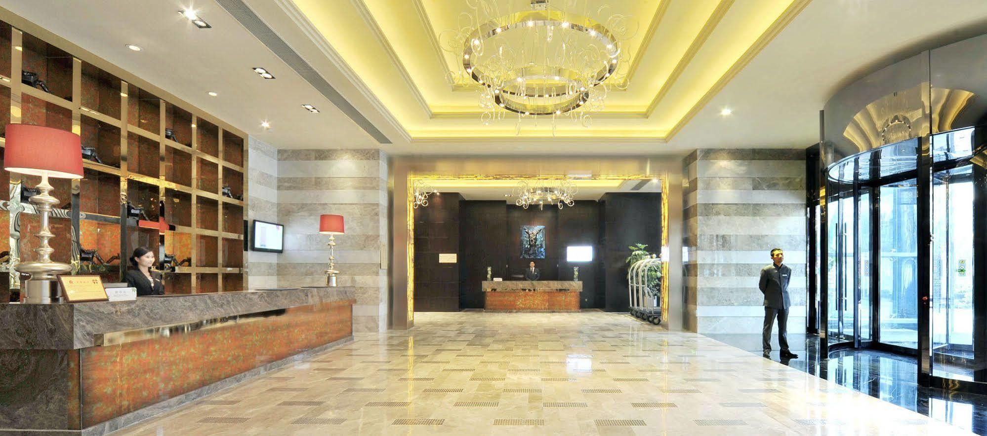 Royal Suites & Towers Wuhan Bagian luar foto