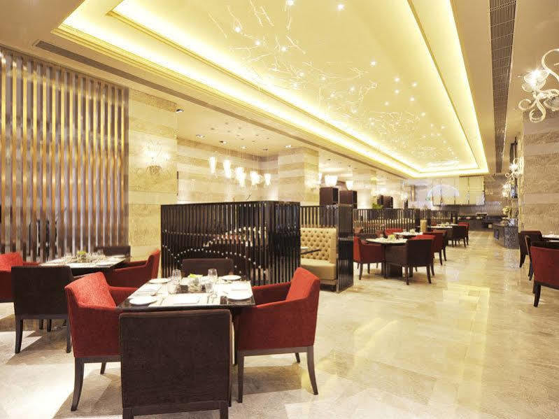 Royal Suites & Towers Wuhan Bagian luar foto