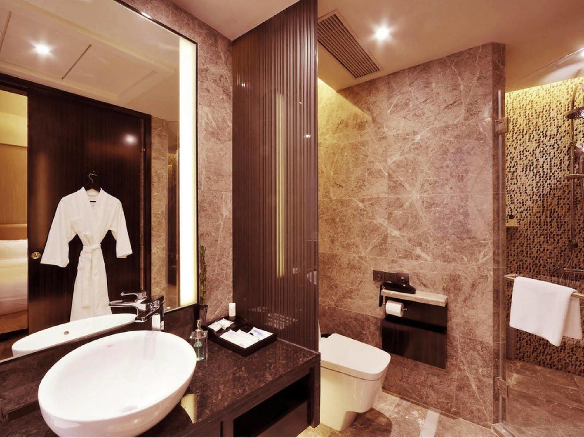 Royal Suites & Towers Wuhan Bagian luar foto