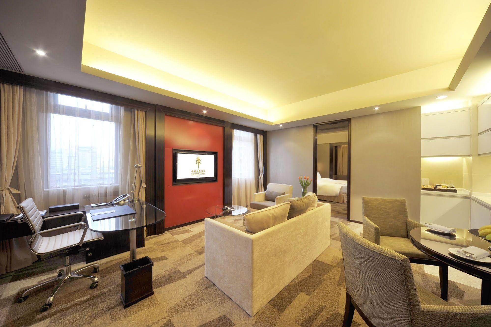 Royal Suites & Towers Wuhan Bagian luar foto