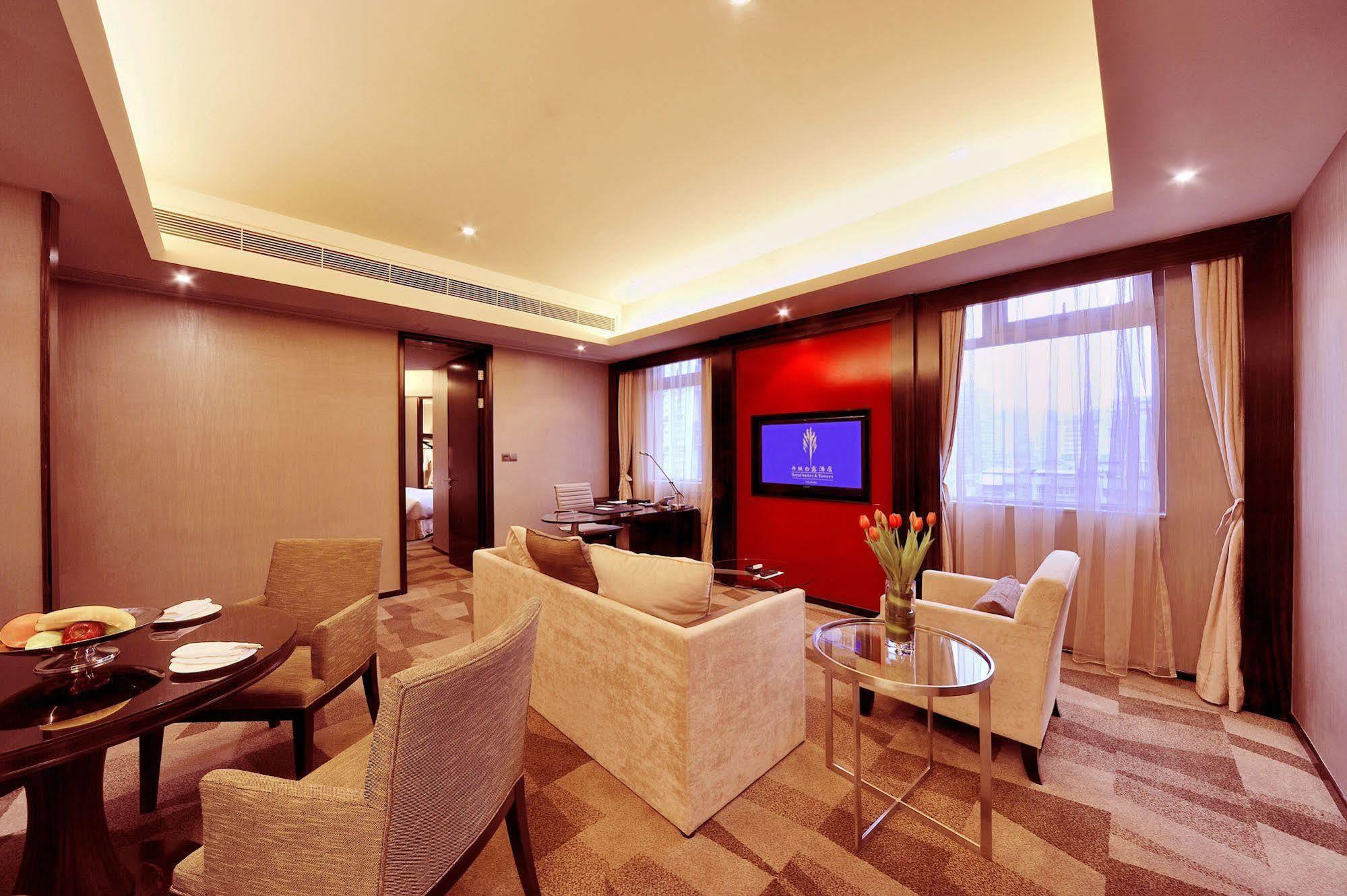 Royal Suites & Towers Wuhan Bagian luar foto