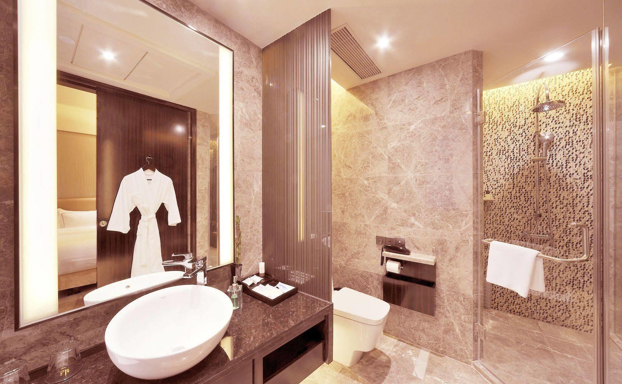 Royal Suites & Towers Wuhan Bagian luar foto