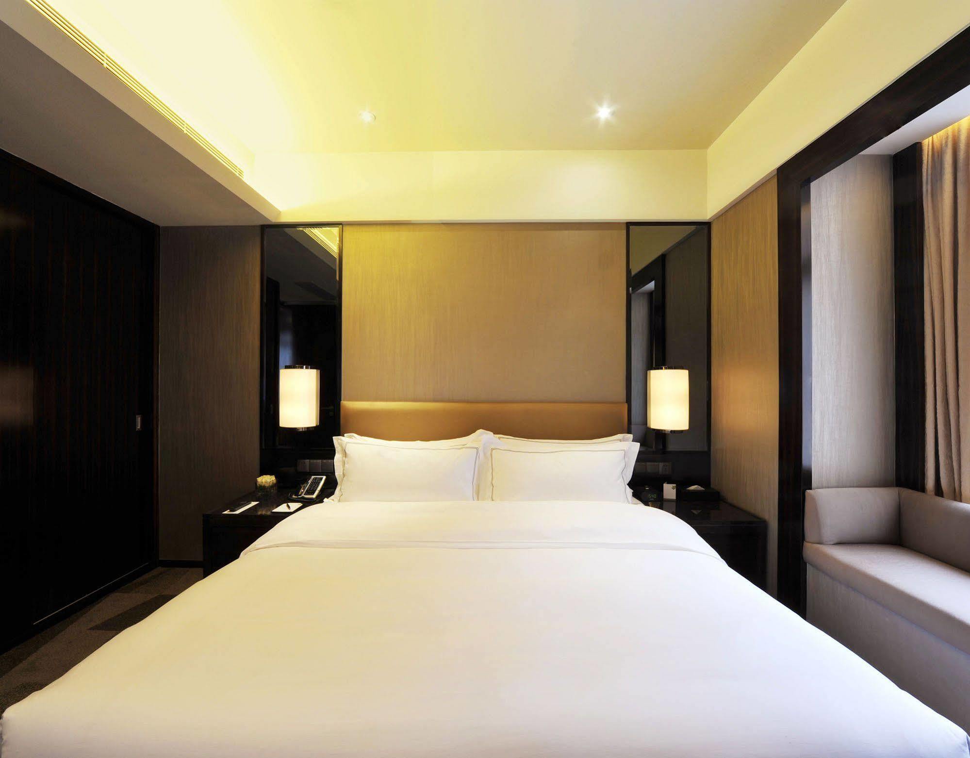 Royal Suites & Towers Wuhan Bagian luar foto