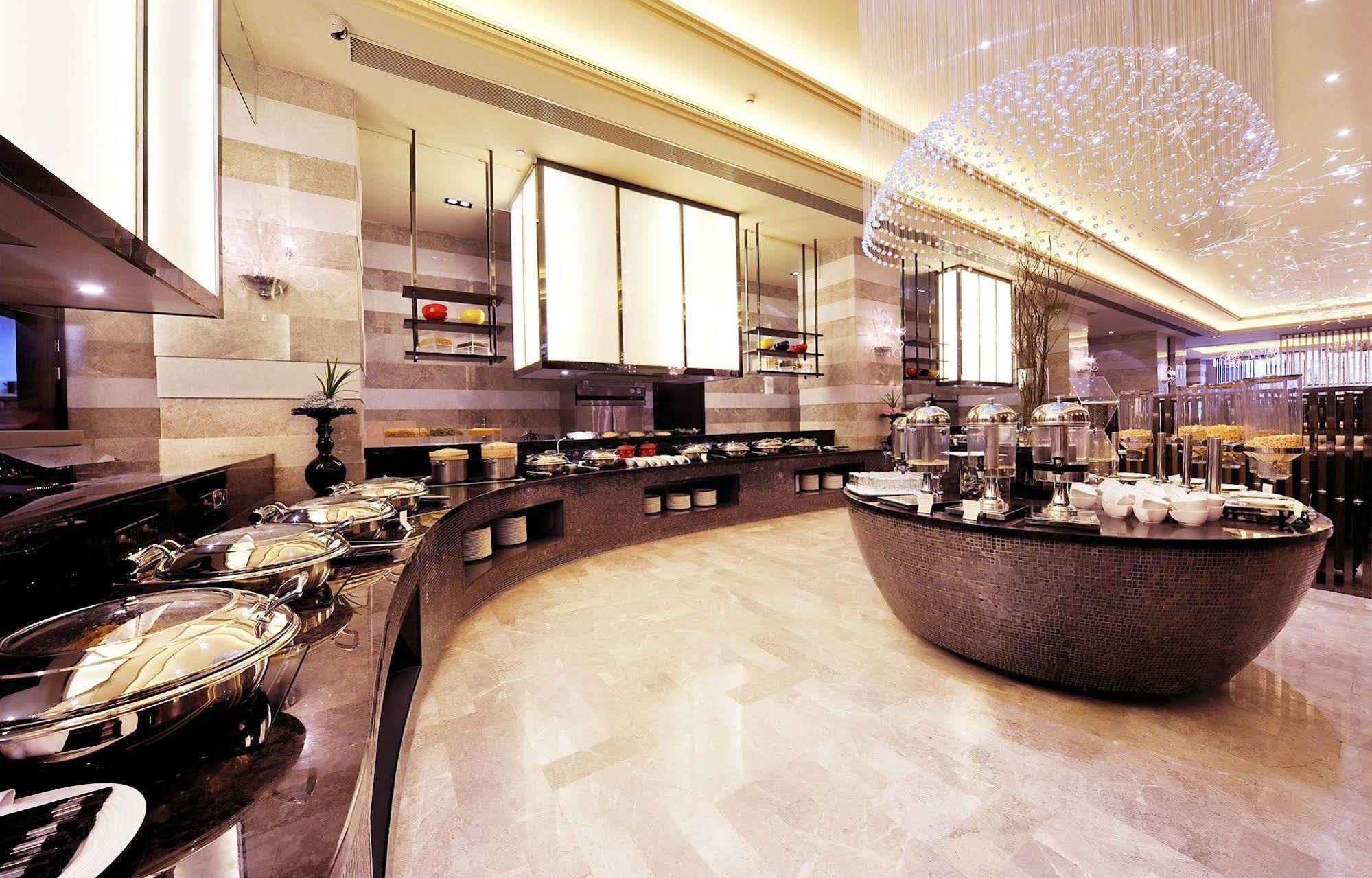 Royal Suites & Towers Wuhan Bagian luar foto