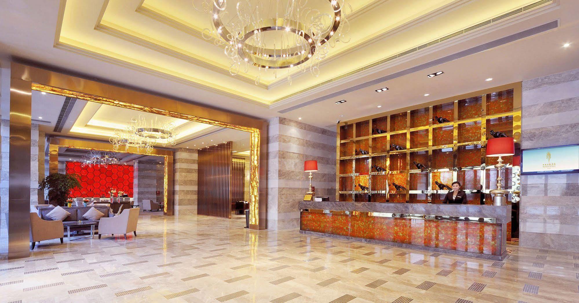 Royal Suites & Towers Wuhan Bagian luar foto