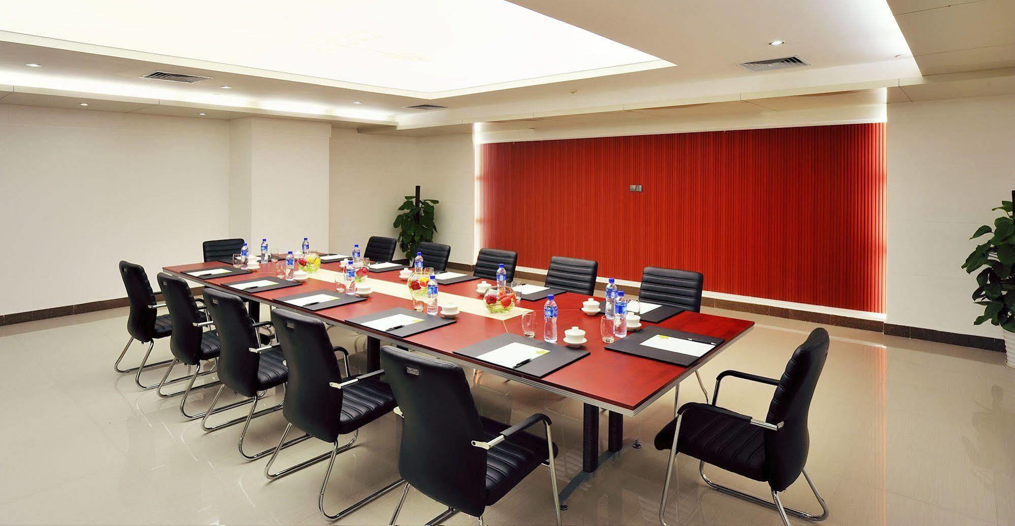 Royal Suites & Towers Wuhan Bagian luar foto