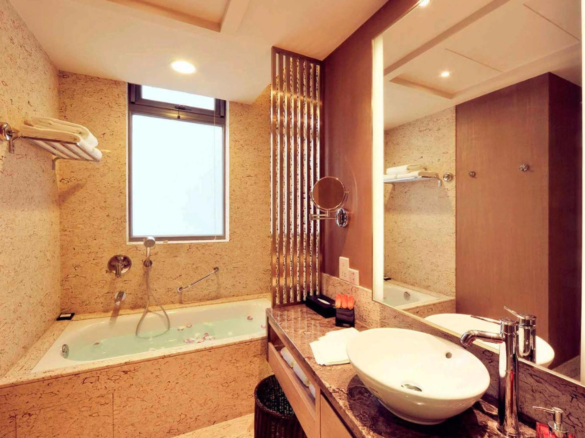 Royal Suites & Towers Wuhan Bagian luar foto